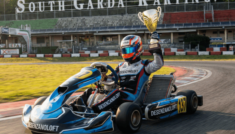 Noclegi South Garda Karting - Zwycięski kierowca z trofeum w gokarcie DesenzanoLoft.