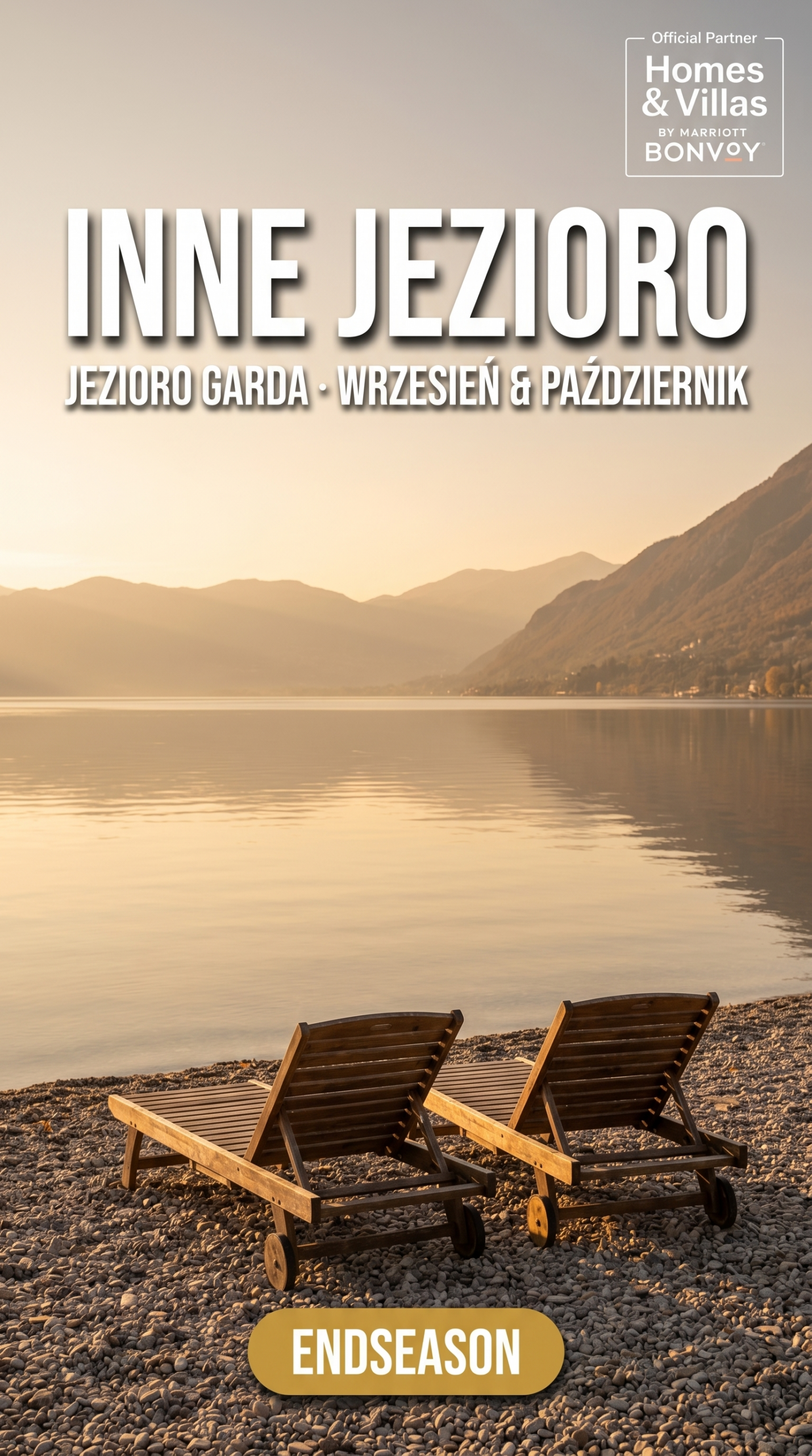 Pusta plaza nad jeziorem Garda o zlotym zachodzie, lezaki