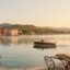 Lago di Garda a Desenzano del Garda al tramonto in autunno: barca in legno e aperitivo con vino bianco sul lungolago