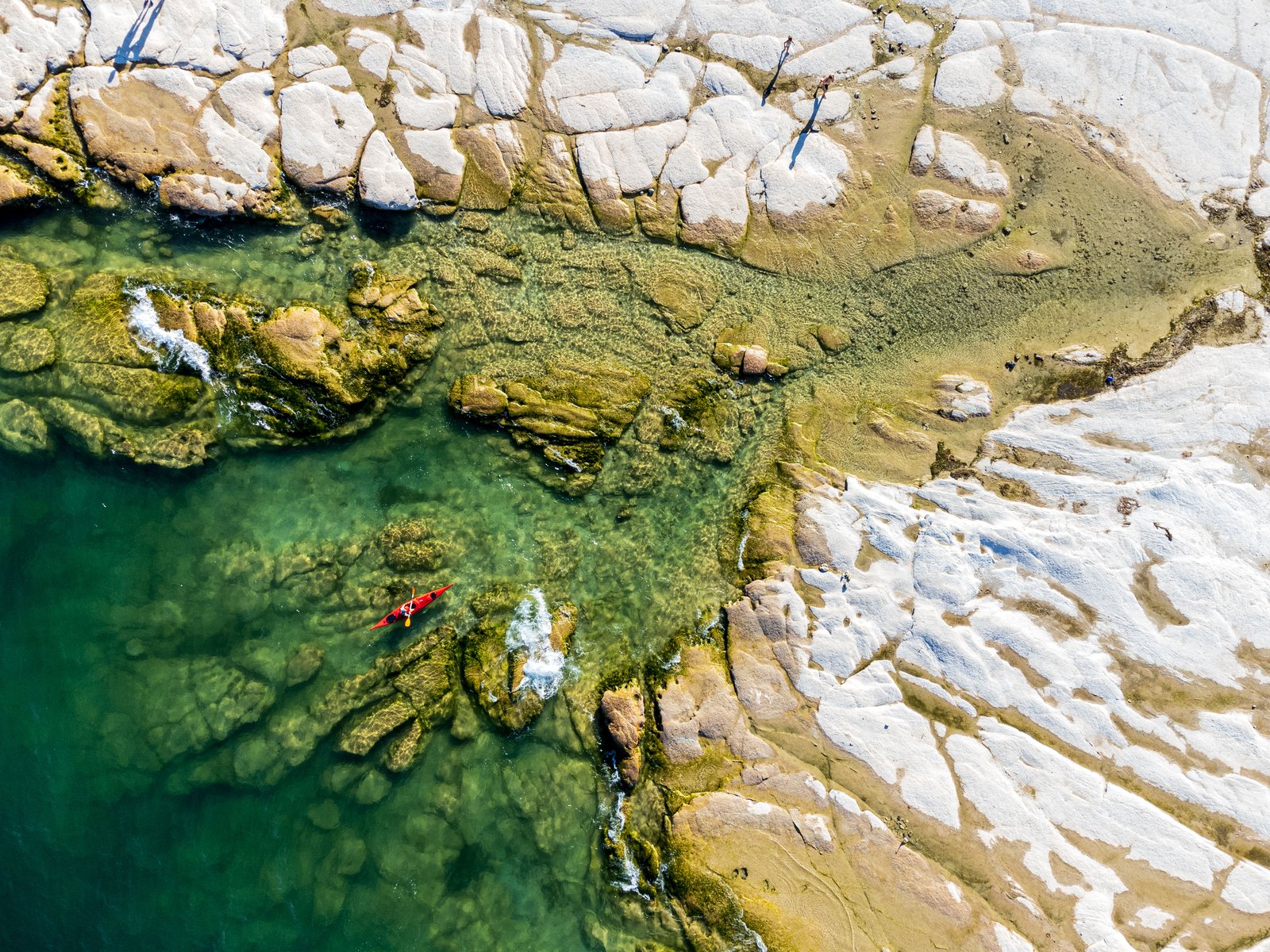 Jamaica Beach in Sirmione, flat rock slabs and clear water