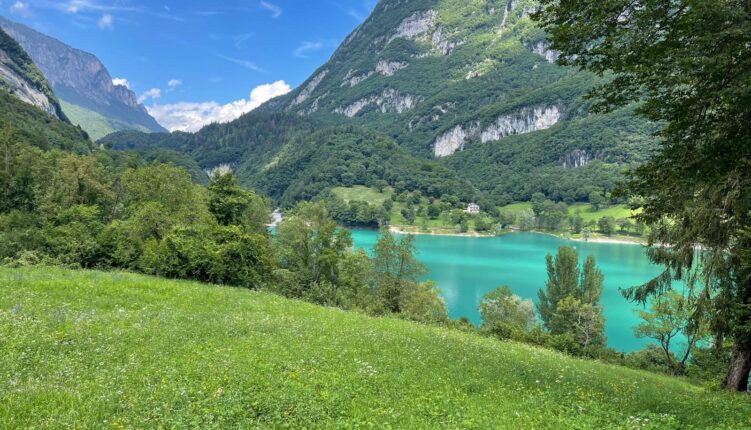 Lago di Tenno, acque turchesi e prato fiorito