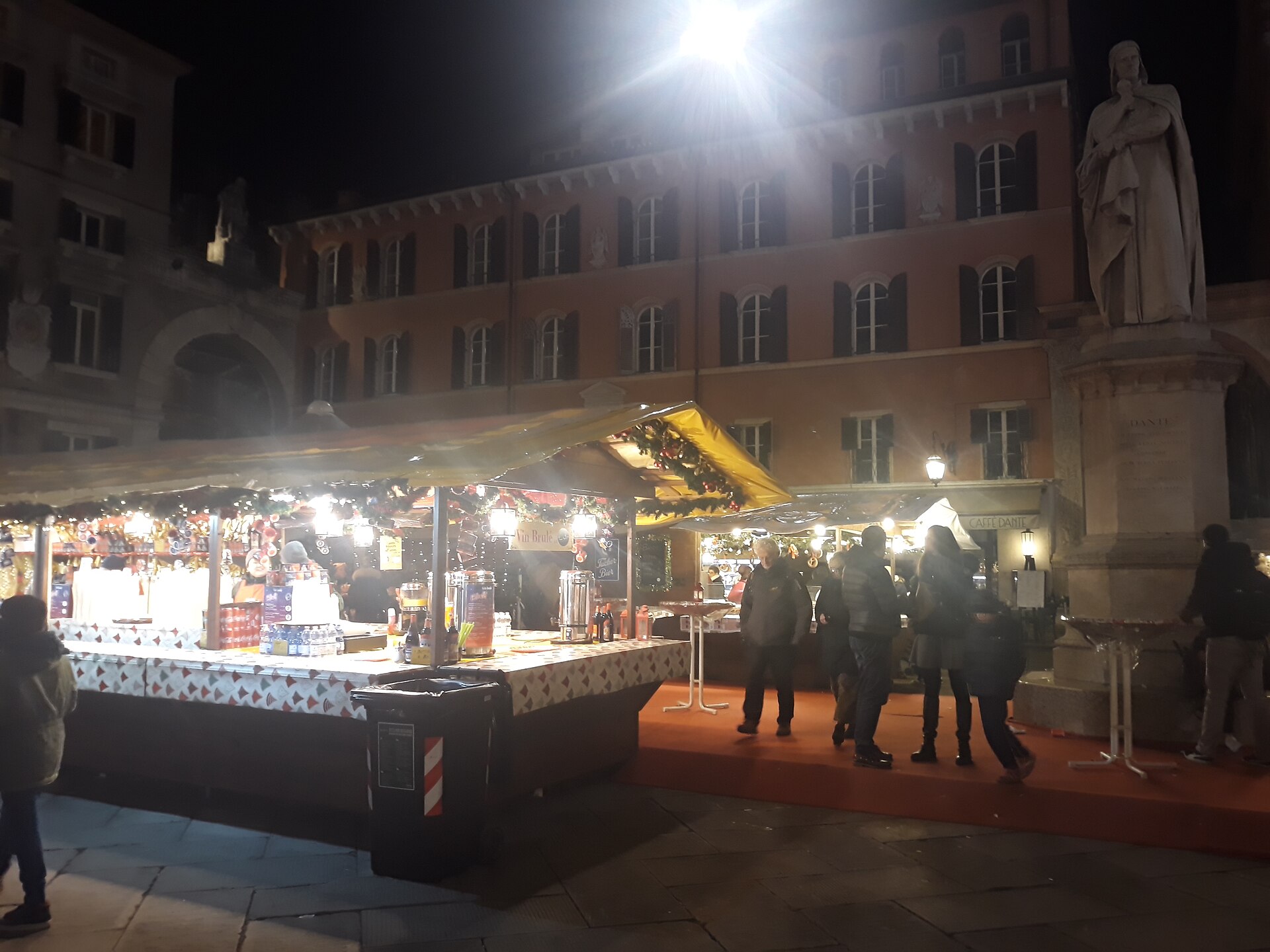 Banco di vin brulé ai mercatini di Natale di Verona con la statua di Dante
