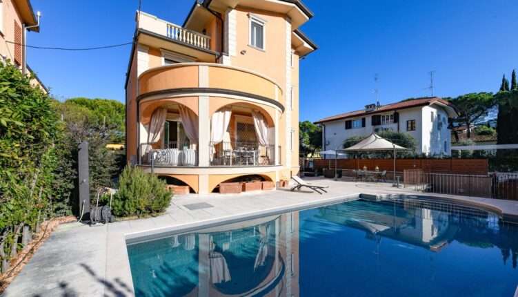 Villa Bugatti in Desenzano del Garda, with private pool: prices and availability in the property listing on the official website